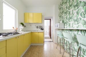 ラスパルマス・デ・グランカナリアにあるLos Murillosの黄色のキャビネットと緑と白の壁が特徴のキッチン
