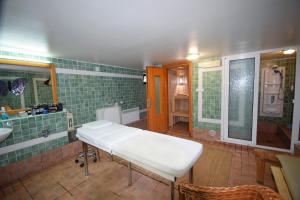 Koupelna v ubytování Apart-hotel Villa Lav + 37 fotografií