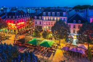 una vista aérea de una ciudad por la noche en Best Western Hotel Centre Reims, en Reims