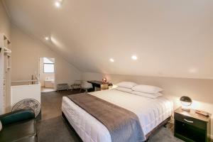 Katil atau katil-katil dalam bilik di Le Chalet Suisse Motel Taupo