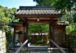 un accès à un bâtiment avec une porte dans l'établissement Miidera Onjo-ji, à Ōtsu