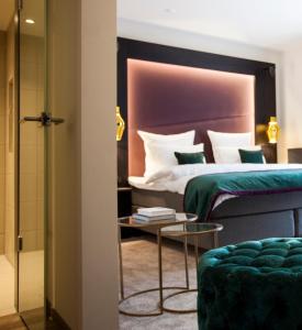 a hotel room with a bed and a table at ONNO Boutique Hotel & Apartments in Rendsburg