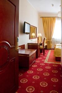 pokój hotelowy z sypialnią z łóżkiem i drzwiami w obiekcie Hotel Holiday Park w Warszawie
