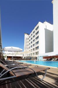 un hotel con piscina y un edificio en Surmeli Adana Hotel, en Adana