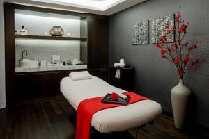 Postel nebo postele na pokoji v ubytování Hotel Schweizerhof Bern & Spa