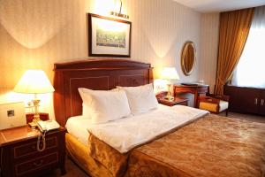 Postel nebo postele na pokoji v ubytování Surmeli Adana Hotel