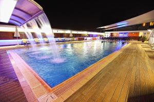 Bazén v ubytování Surmeli Adana Hotel nebo v jeho okolí