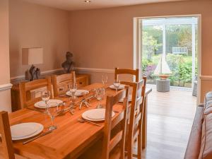 A restaurant or other place to eat at Moor View 