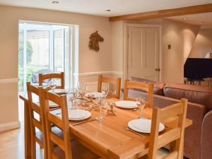 A restaurant or other place to eat at Moor View 