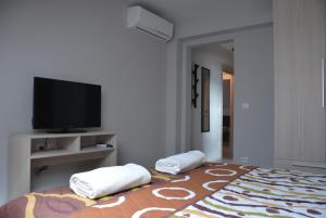 Cette chambre dispose d'une télévision et d'un lit avec deux oreillers. dans l'établissement City Break, à Bitola