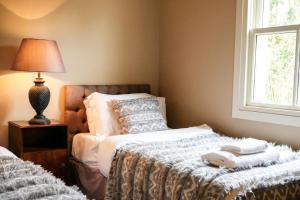 une chambre avec un lit, une lampe et une fenêtre dans l'établissement Luss Cottages at Loch Lomond Arms Hotel, à Luss 10 autres photos