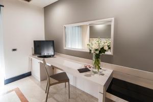 TV a/nebo společenská místnost v ubytování Hotel Giulia Ocean Club