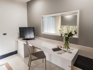 TV a/nebo společenská místnost v ubytování Hotel Giulia Ocean Club