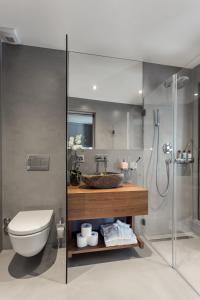 y baño con aseo, lavabo y ducha. en VISIONAPARTMENTS Route de Vallaire - contactless check-in, en Lausana