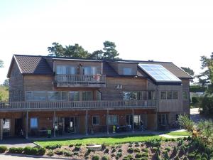 ein großes Haus mit Sonnenkollektoren auf dem Dach in der Unterkunft Kristiansand Feriesenter in Kristiansand