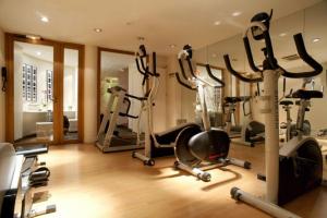 The fitness centre and/or fitness facilities at Le Général Hôtel