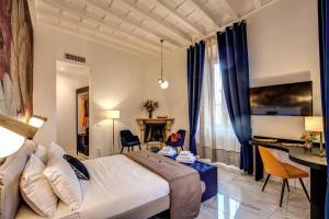 a bedroom with a bed and a table and chairs at Little Queen Pantheon in Rome