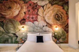 a bedroom with a wall mural of flowers at Little Queen Pantheon in Rome