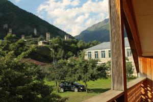 Pogled na planinu ili pogled na planinu iz brvnare