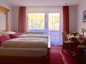 1 Schlafzimmer mit 2 Betten vor einem Fenster in der Unterkunft Pension Hildegund in Lauterbach