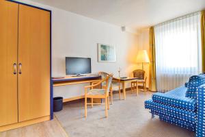 TV a/nebo společenská místnost v ubytování Strandhotel Bansiner Hof