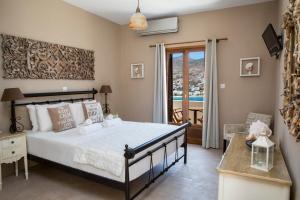 Una cama o camas en una habitación de Seabreeze Hotel Ios