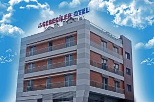 Un bâtiment avec un panneau en haut dans l'établissement Cebeciler Hotel, à Trabzon