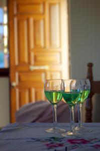 dos copas de vino sentadas sobre una mesa en Limnes Home en Moutsoúna