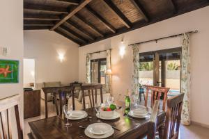 comedor con mesa de madera y sillas en House Oasis Corralejo en Corralejo