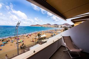 ラスパルマス・デ・グランカナリアにあるLa Grand Suite Las Canterasのビーチと海の景色を望むバルコニー