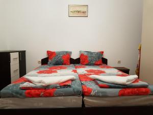 Een bed of bedden in een kamer bij Aphrodite Rose Apartment