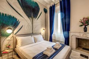 a bedroom with a bed with towels on it at Little Queen Pantheon in Rome
