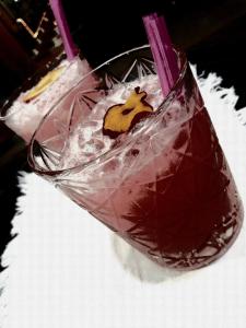 una bebida en un vaso con una paja púrpura en Hotel Gioiella Depandance, en Bellaria-Igea Marina
