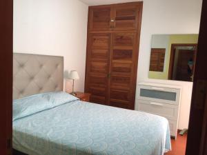 ロス・クリスティアーノスにあるCasa Milaのベッドルーム1室(ベッド1台、ドレッサー、鏡付)