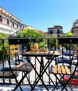 een tafel en stoelen op het balkon bij Le Casette di Marcì in Palermo