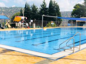Bazén v ubytování Travel Hotel Eilon nebo v jeho okolí