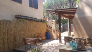 patio con panca in legno e recinzione di Mare a SantaMargherita a Pula