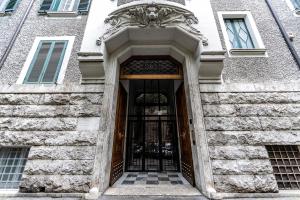 wejście do budynku z drzwiami obrotowymi w obiekcie Bella Roma Luxury Accommodation, Vatican City - Liberty Collection w Rzymie