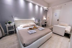 sypialnia z białym łóżkiem z tacą z jedzeniem w obiekcie Bella Roma Luxury Accommodation, Vatican City - Liberty Collection w Rzymie