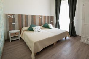 una camera con un letto con due cuscini sopra di Dimora dei Sogni a Civitanova Marche