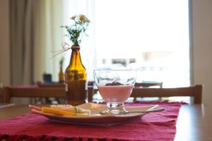 Reserve Hotel في سوروبيم: طاولة مع طبق من الطعام والشراب
