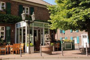 a street light in front of a building at Wellings Romantik Hotel zur Linde in Moers