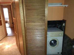 ウッチにあるZajazd Arka 2の洗濯機、乾燥機(ドア付)