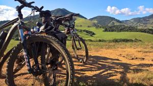 a bike parked on a dirt road with mountains in the background at Casarão do DU in Campinas