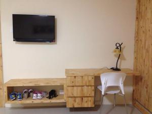 Una televisión o centro de entretenimiento en Nagoya Mansion Apartment