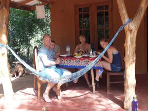 eine Gruppe von Menschen, die an einem Tisch in einer Hängematte sitzen in der Unterkunft Aralu Habarana Resort in Habarana + 56 Fotos