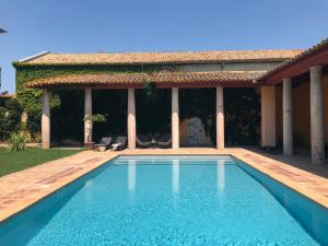una piscina frente a una casa en Chateau de Paraza, en Paraza