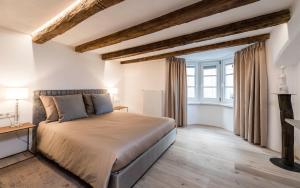 - une chambre avec un grand lit dans l'établissement Apartment Valentina, à Bressanone