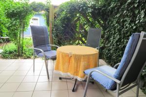 een tafel en stoelen op een patio bij Ferienwohnung Eibl in Donaustauf