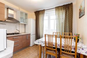 モスクワにあるNice apartment Park Kulturyのキッチン(ダイニングテーブル付)、窓付きのキッチンが備わります。